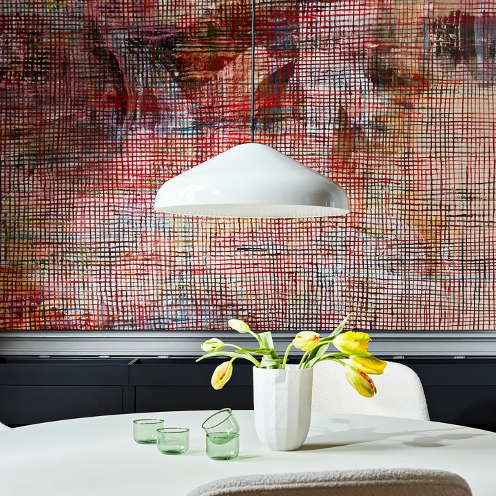 La suspension Pao Steel, Ø 47 x H 16,25 cm, crème de HAY au-dessus d'une table à manger décorée