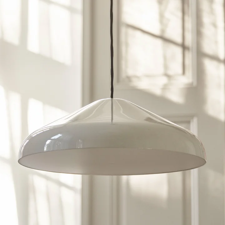 La suspension Pao Steel, Ø 47 x H 16,25 cm, crème de HAY dans une pièce lumineuse