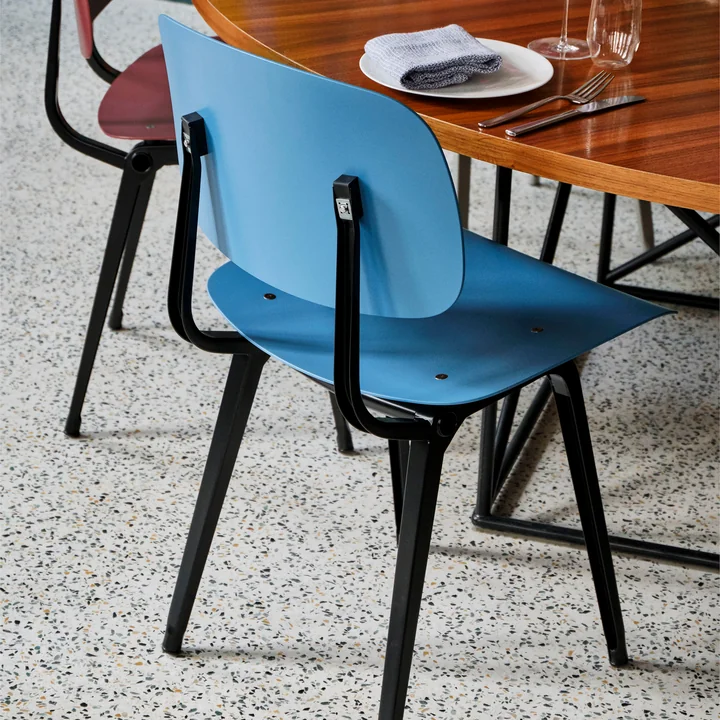 La chaise Revolt, noir / bleu azur par HAY à la noble table à manger