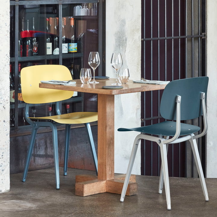 La chaise Revolt de Hay à une table pour deux dans la cave à vin