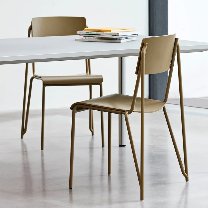 La chaise Petit Standard, clay / clay par HAY sur une table blanche