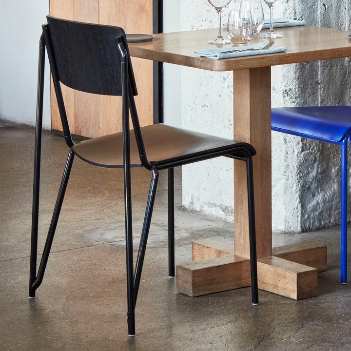 La chaise Petit Standard, noir / noir de HAY sur une table pour deux