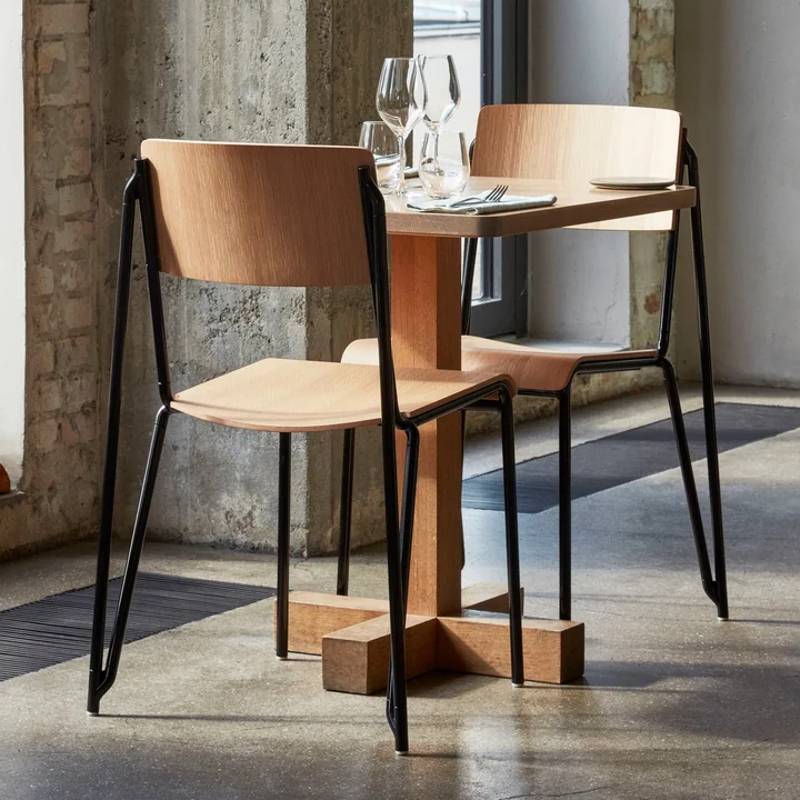 La chaise Petit Standard, noir / chêne laqué mat par HAY dans un cadre commercial