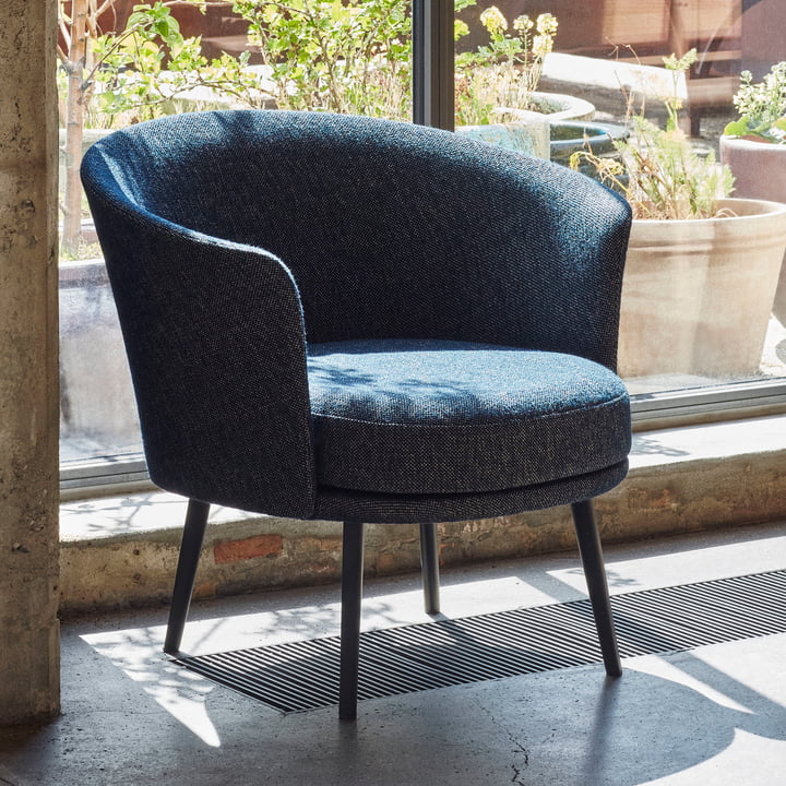 Le fauteuil Dorso, acier peint par poudrage, fairway bleu foncé (308-288) par Hay devant la terrasse