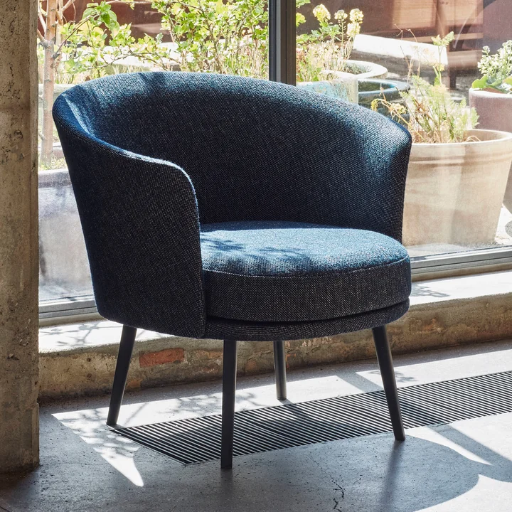 Le fauteuil Dorso, acier peint par poudrage, fairway bleu foncé (308-288) par HAY devant la terrasse