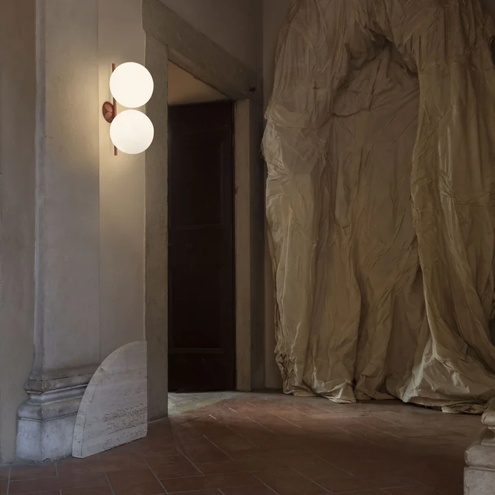 L'applique et plafonnier IC DOUBLE de Flos dégage une atmosphère pleine d' Flos