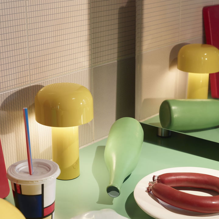 La lampe de table LED Bellhop de Flos sur la table à manger rétro