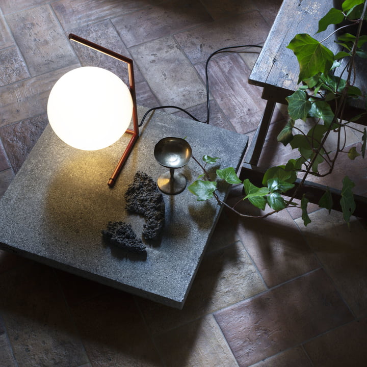 La lampe de table IC de Flos dans une ambiance de salon pleine d'ambiance