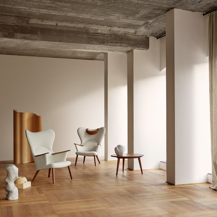 Le site CH78 Mama Bear Lounge Chair de Carl Hansen dans une vaste pièce aux hauts plafonds