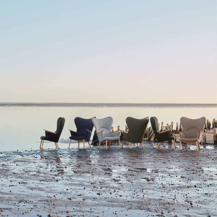 Le CH78 Mama Bear Lounge Chair de Carl Hansen dans ses différentes versions à l'extérieur