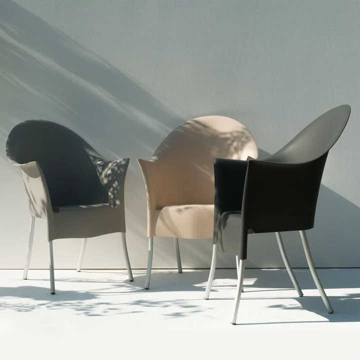 La chaise à accoudoirs Lord Yo à l'extérieur