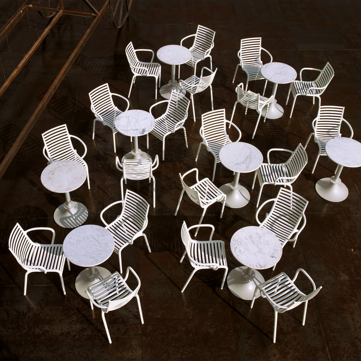 La chaise à accoudoirs PIP-e de Driade comme meuble pour le café de rue