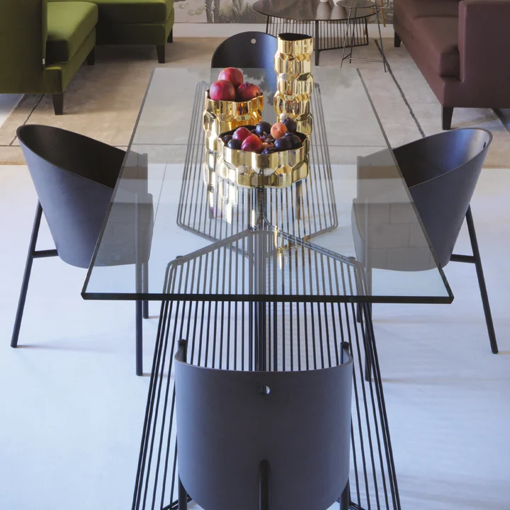 La Costes chaise à la table du salon