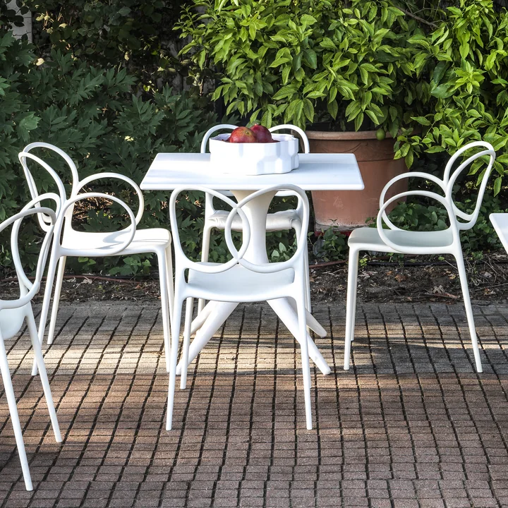La chaise à accoudoirs Sissi sur la terrasse