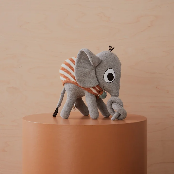 Le doudou en tricot de OYOY en forme d'éléphant avec une trompe nouée