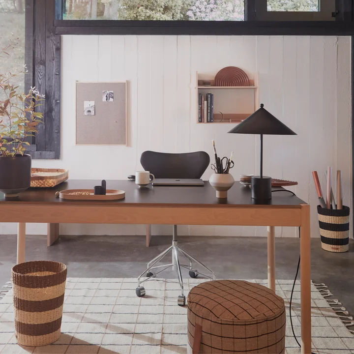 La corbeille à papier Gomi dans ses différents modèles et le plateau en bois Inka dans le bureau.