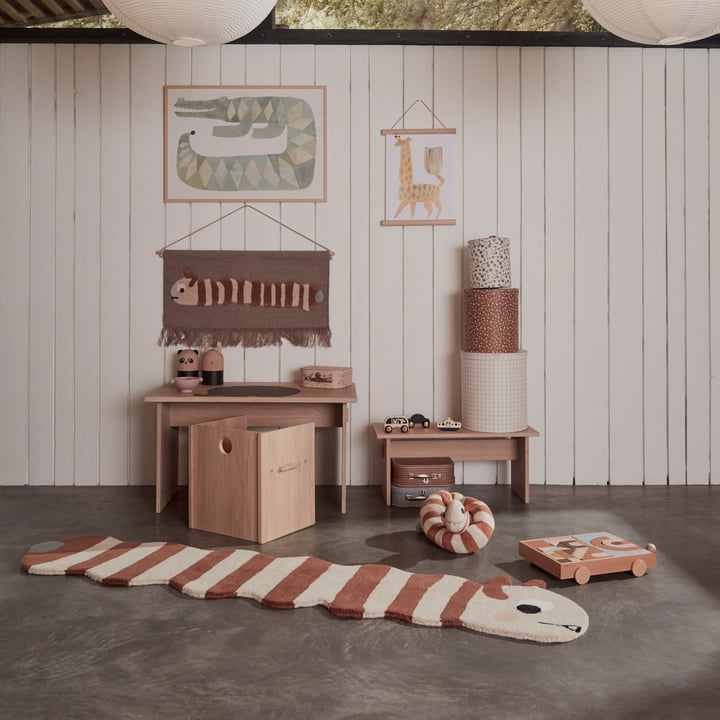 Le Leo Larva tapis et la tapisserie pour enfants, l'affiche pour enfants avec des animaux et la chaise pour enfants Arca, la table pour enfants et le banc pour enfants de OYOY la salle des enfants