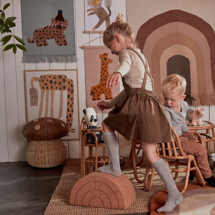 La tapisserie léopard, le panier de rangement en forme de champignon et le Rainbow Balance tabouret de OYOY la chambre des enfants