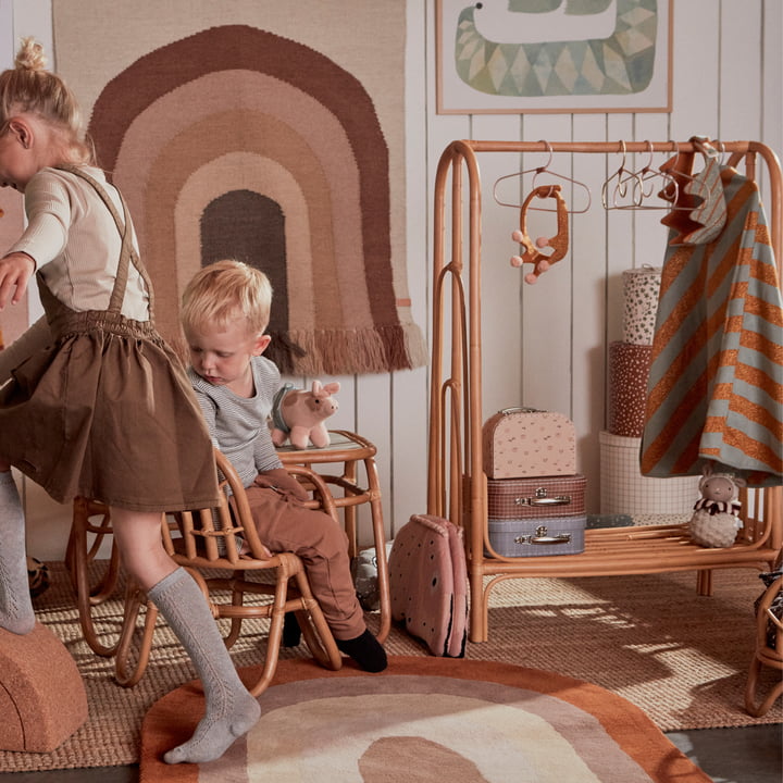 Le portemanteau Rainbow, le tapis pour enfants Rainbow et la tapisserie Follow the Rainbow de OYOY dans la chambre d'enfant