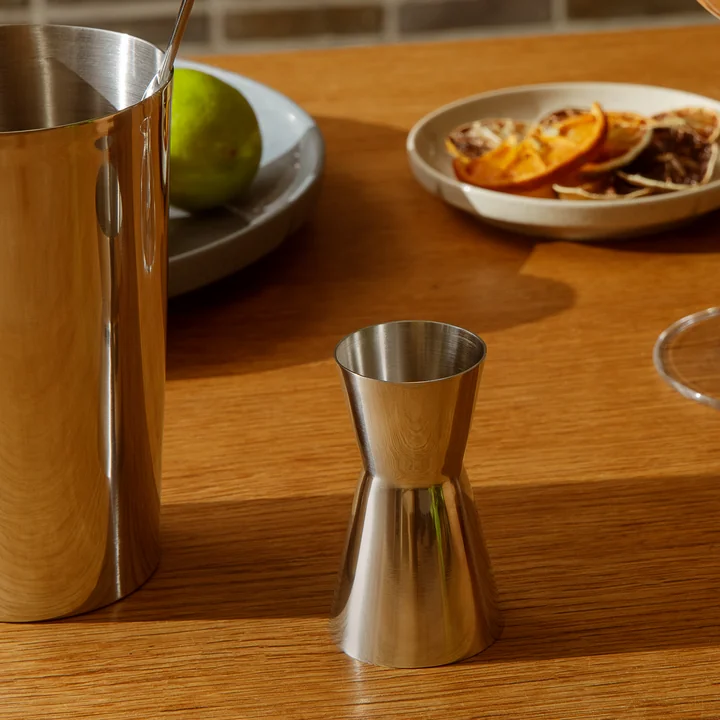 Le gobelet doseur Grand Cru, 2 cl / 4 cl, en acier inoxydable lors de la préparation