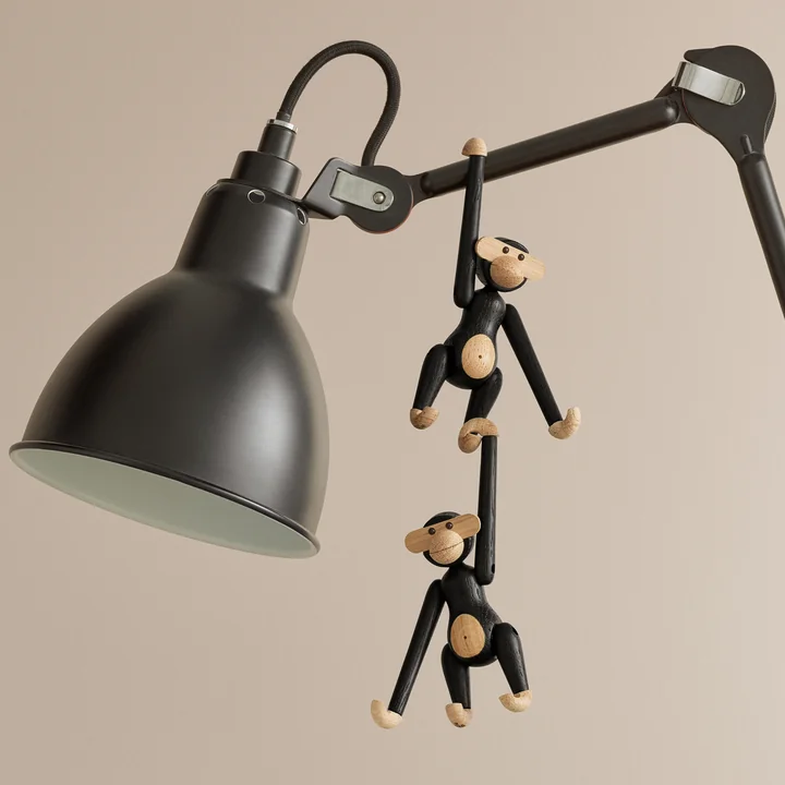 Le singe en bois mini, chêne teinté noir de Kay Bojesen sur le bras d'une lampe de table