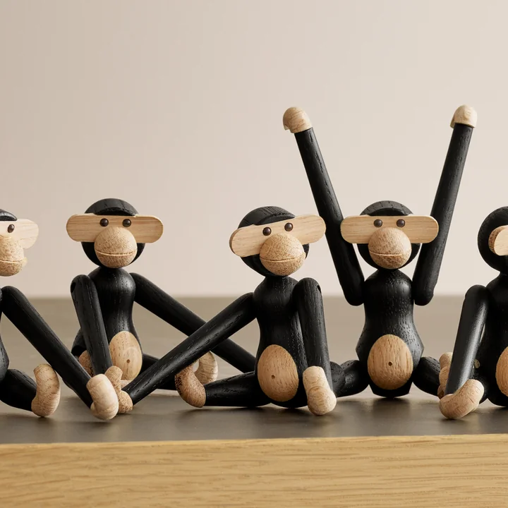 Le singe en bois mini, chêne teinté noir de Kay Bojesen en groupe avec d'autres singes en bois