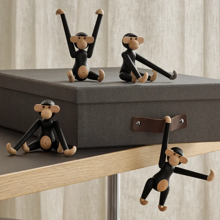 Le singe en bois mini, chêne teinté noir de Kay Bojesen sur et à une boîte de rangement