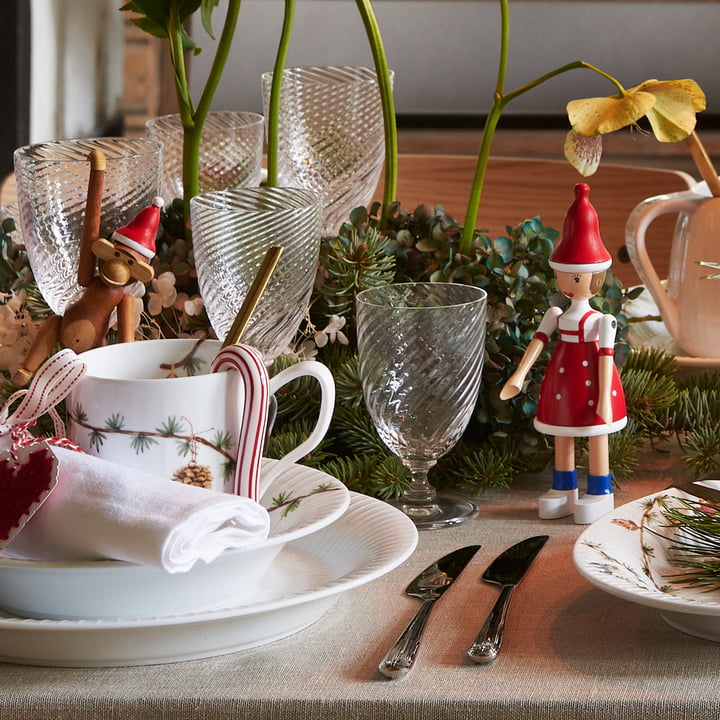 Lise, la fille de Noël, et le singe des bois de Kay Bojesen sur la table de Noël.