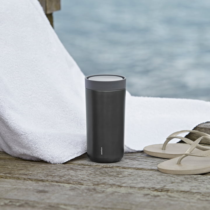 Le To Go Click Gobelet de Stelton au bord de l'eau