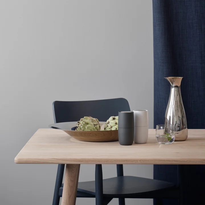 Le moulin à sel et à poivre de Foster Stelton sur la table à manger