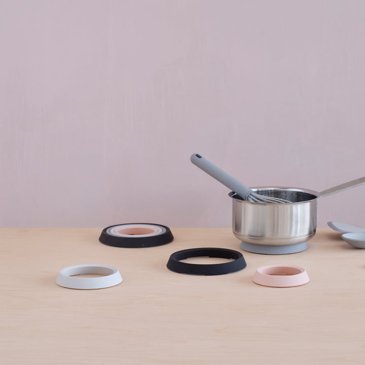 Les sous-verres Place-It de Rig-Tig by Stelton avec une casserole sur la table