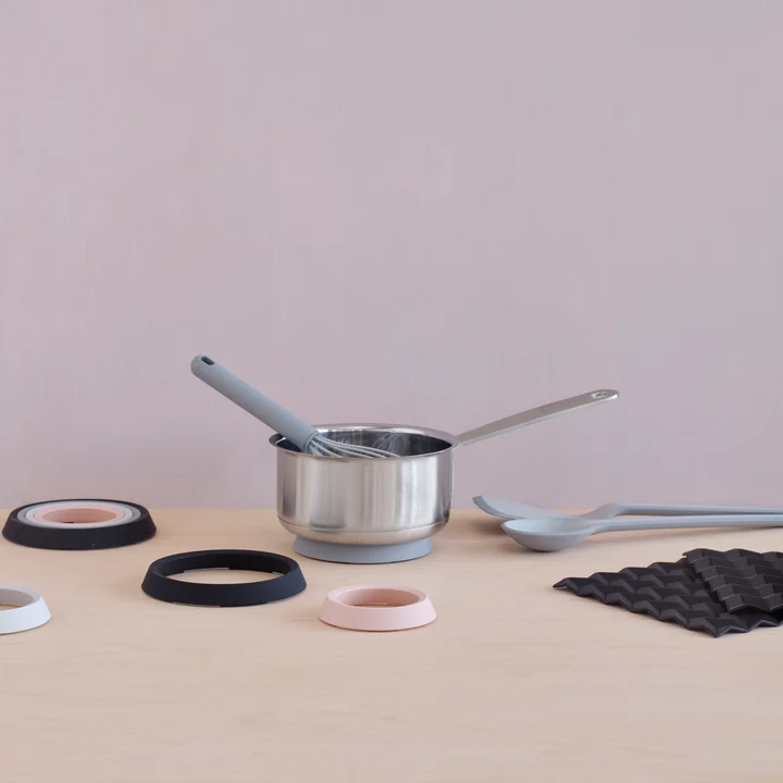 Les aides culinaires Cook-It de Rig-Tig by Stelton avec une casserole sur la table
