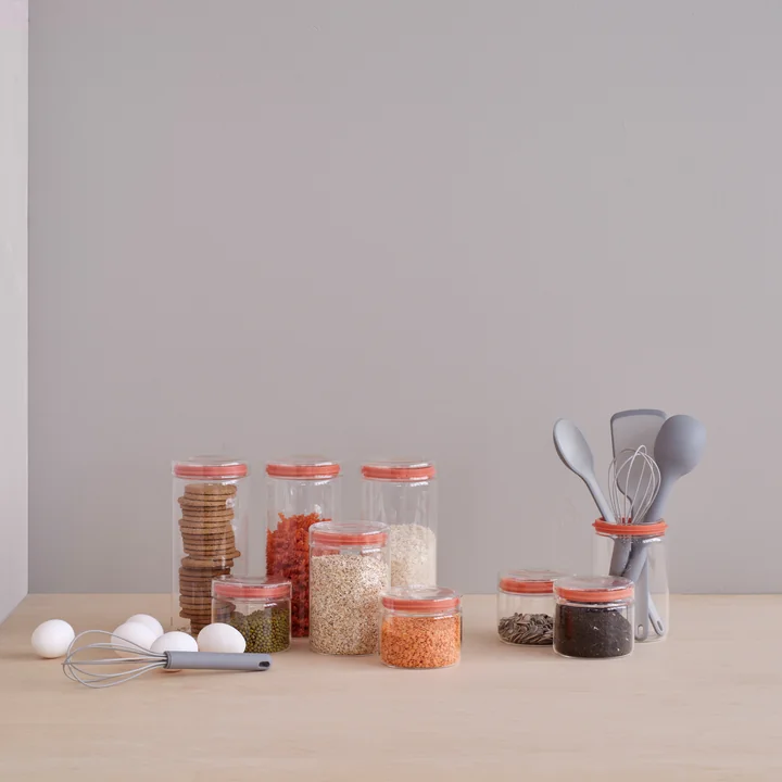 Les ustensiles de cuisine Cook-It avec les bocaux de rangement Store-It de Rig-Tig by Stelton sur la table