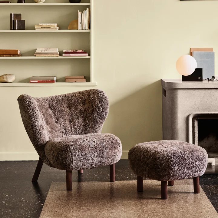Le Pouf ATD1 dans la couleur Sahara mouton à côté de la petite chaise longue Petra par & tradition dans le salon