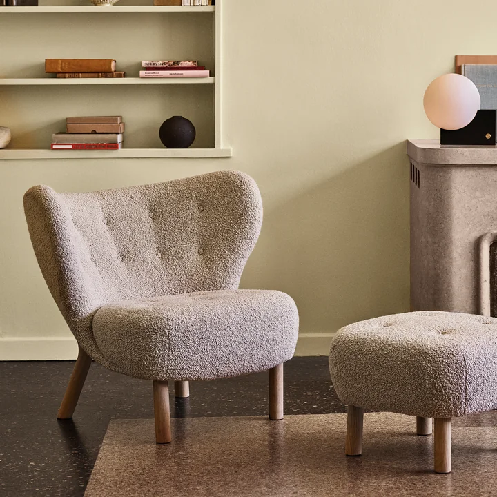 Le Pouf ATD1 à côté de la chaise longue Little Petra par & tradition dans le salon