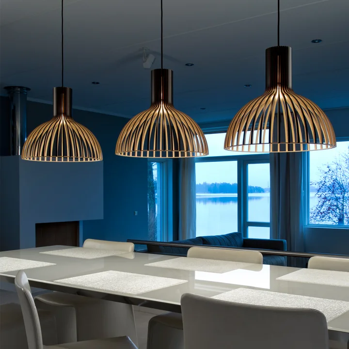 La lampe à suspension Victo Small 4251 de Secto au-dessus d'une longue table à manger blanche