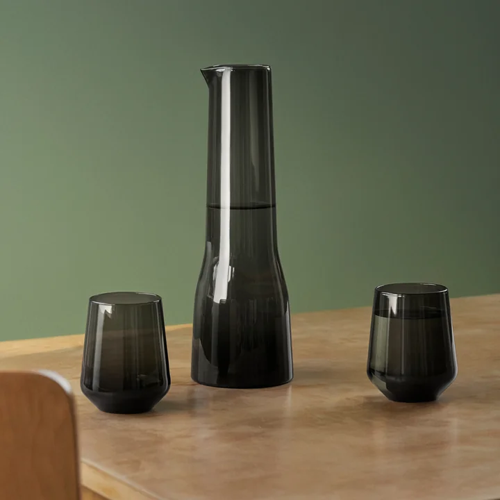 Le Essence Carafe de 1 l, gris foncé de Iittala à côté de la Essence verres à boire