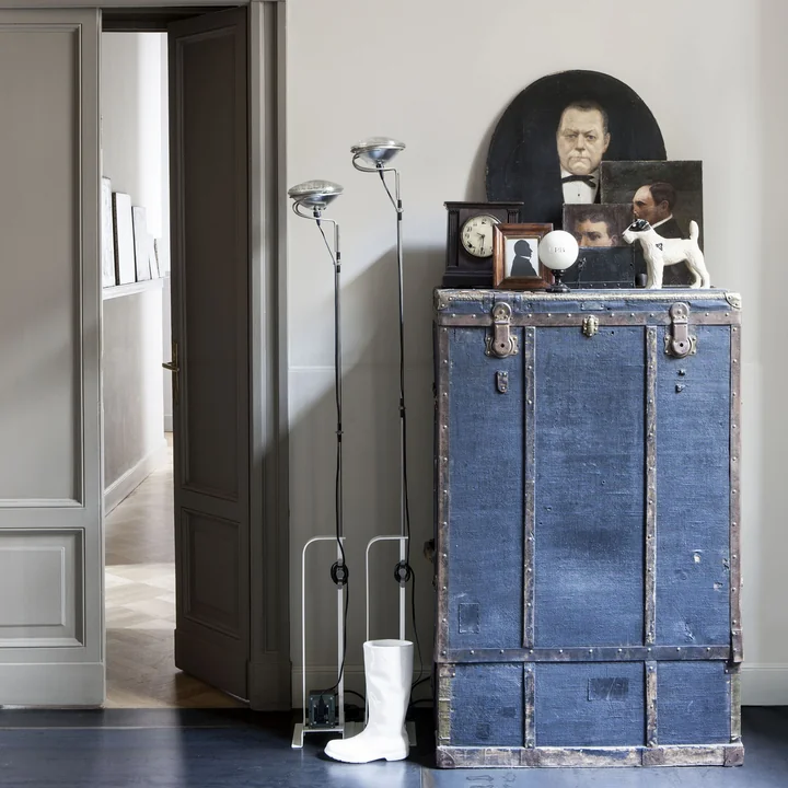 Le projecteur de plafond des toilettes de Flos à côté d'une commode dans le hall