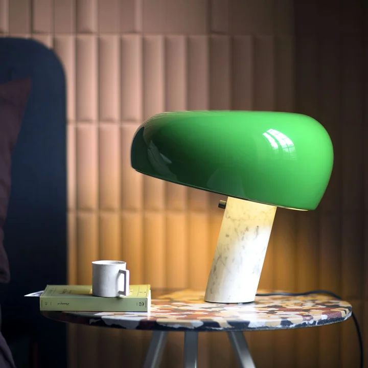 Le site Snoopy lampe de table de Flos sur une table d'appoint