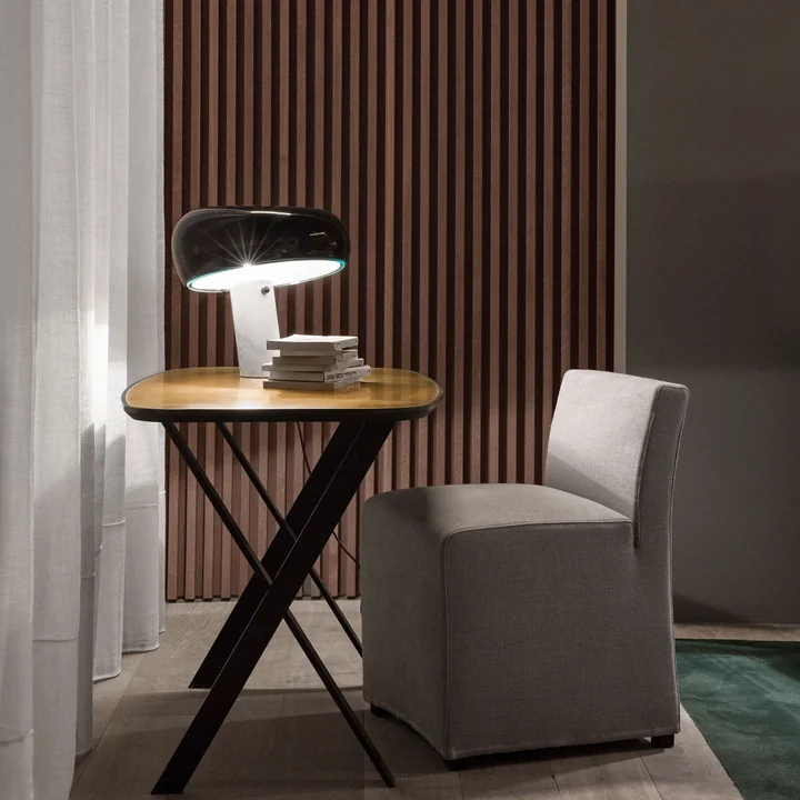 Le site Snoopy lampe de table de Flos dans un coin lecture sur une table d'appoint