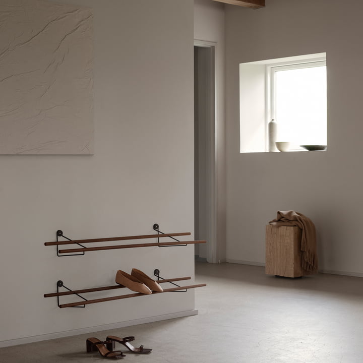 Le site Shoe Rack de We Do Wood avec des escarpins et des sandales dans le large couloir