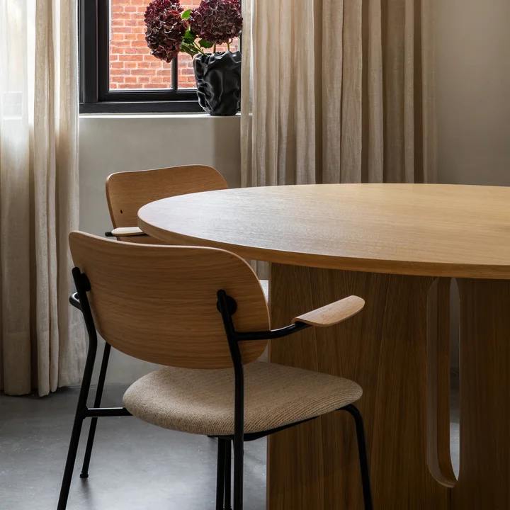 La table de salle à manger Androgyne Ø 150 cm, chêne naturel et la Co Lounge Chair de Audo en combinaison