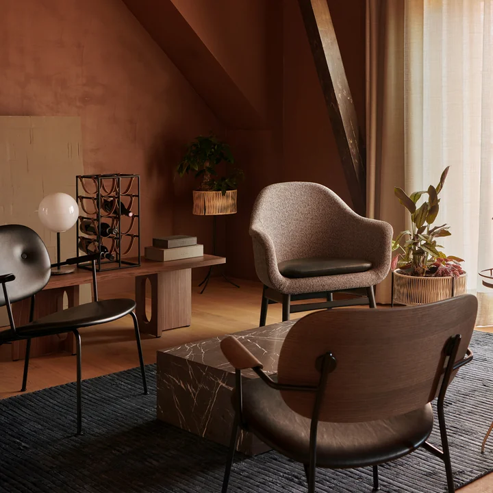 Le tapis Houkime 200 x 300 cm, Midnight blue de Audo dans un espace lounge raffiné