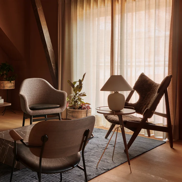 Le tapis Houkime 200 x 300 cm, Midnight blue de Audo dans un salon confortable