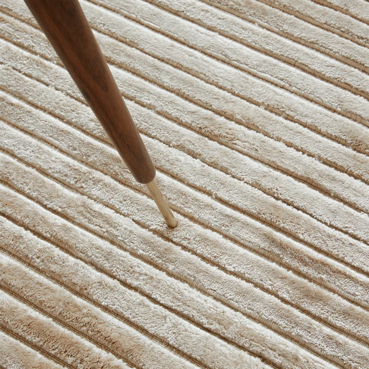 Le tapis Houkime, beige de Audo se caractérise par un motif côtelé