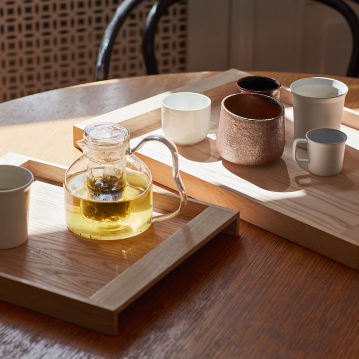 Le No. 10 Tray de Skagerak comme plateau pour les tasses de thé et la théière