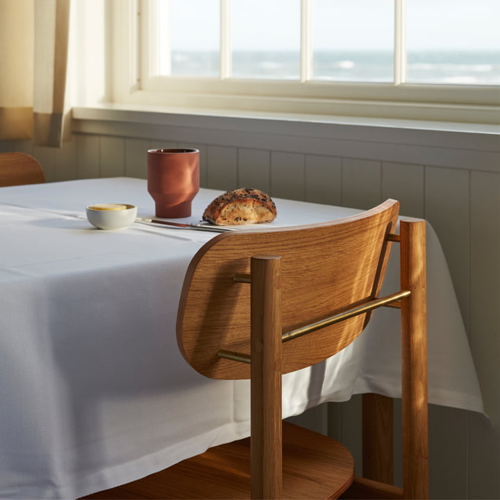 Le Vester Chair de Skagerak à la table du petit-déjeuner dans la salle à manger