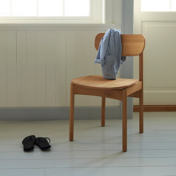 Le Vester Chair de Skagerak sert également à suspendre des sacs ou des vêtements.