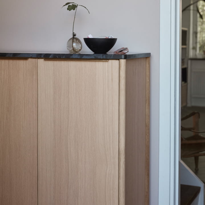 Le Jut High Cabinet de Skagerak comme commode et rangement pour la décoration et les objets du quotidien