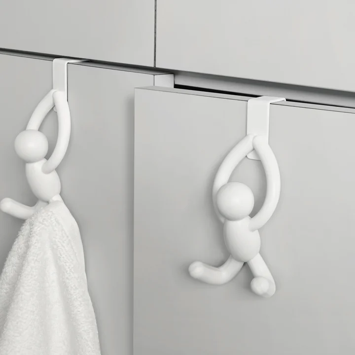 La porte Buddy s'accroche à Umbra sur les portes des armoires blanches